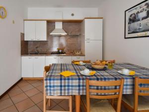 cocina con mesa y mantel azul y blanco en Apartment Mediterraneo-3 by Interhome, en Rosapineta