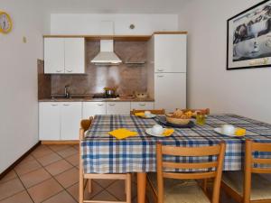 ロザピネタにあるApartment Mediterraneo-3 by Interhomeのキッチン(テーブル、青と白のテーブルクロス付)