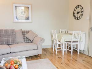uma sala de estar com um sofá e uma mesa em Number Eight em Jedburgh