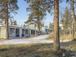 サーリセルカにあるHoliday Home Saariselän väärtin kammi 2 by Interhomeの目の前に木々が生い茂る建物