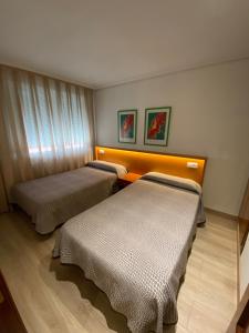 Ein Bett oder Betten in einem Zimmer der Unterkunft Apartamentos San Fermín