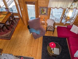 einen Blick über ein Wohnzimmer mit lilafarbenen Möbeln in der Unterkunft Holiday Home Villa tahko by Interhome in Tahkovuori