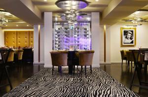 Um restaurante ou outro lugar para comer em N’vY Manotel