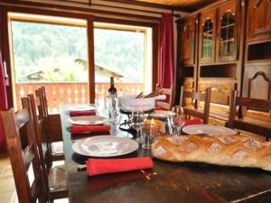 uma mesa de jantar com uma mesa longa com pão em Apartment L'Echo de la corne by Interhome em La Chapelle-dʼAbondance