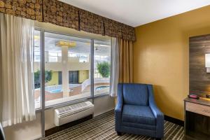 A seating area at Quality Inn & Suites - Greensboro-High Point
