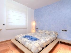 リャンサにあるApartment Fane by Interhomeの青い壁のベッドルーム1室(大型ベッド1台付)