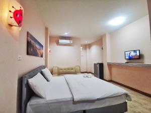 Postel nebo postele na pokoji v ubytování โรงแรมประทับใจ