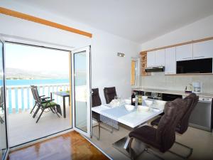 Kuchyň nebo kuchyňský kout v ubytování Apartment Mornar-1 by Interhome