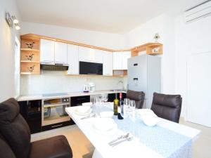 una cucina con tavolo e sedie di Apartment Mornar-1 by Interhome a Trogir
