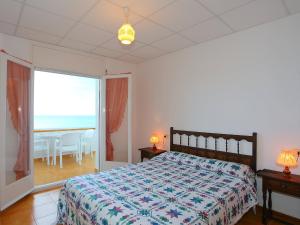 リャンサにあるApartment Puerto De La Selva-1 by Interhomeのベッドルーム1室(ベッド1台付)が備わります。