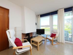 sala de estar con 2 sillas, mesa y TV en Apartment AGUS by Interhome, en Port de la Selva