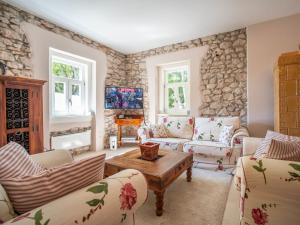 TV a/nebo společenská místnost v ubytování Holiday Home Villa Mo-Re by Interhome