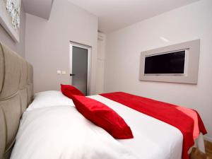Postel nebo postele na pokoji v ubytování Apartment Mornar-2 by Interhome