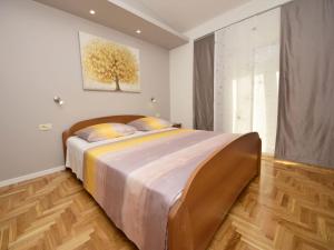 Postel nebo postele na pokoji v ubytování Apartment Mornar-2 by Interhome