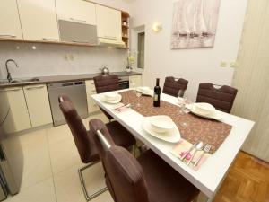 Kuchyň nebo kuchyňský kout v ubytování Apartment Mornar-2 by Interhome