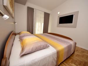 Postel nebo postele na pokoji v ubytování Apartment Mornar-2 by Interhome