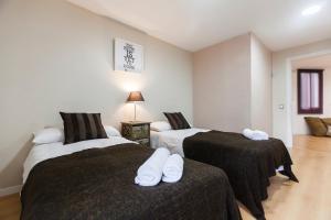 two twin beds in a room with at Be Barcelona Plaza Catalunya in Barcelona