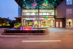 贝克西ibis Styles Bekasi Jatibening的一座建筑前有喷泉