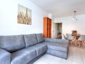 Una sala de estar con un sofá gris y una mesa. en Apartment Ronda by Interhome, en L'Escala