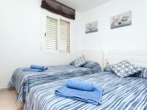Dos camas una al lado de la otra en una habitación. en Apartment Ronda by Interhome, en L'Escala