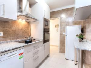 una cocina con armarios blancos y encimeras de mármol en Apartment Ronda by Interhome, en L'Escala 14 fotos más