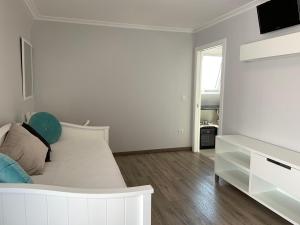 um quarto branco com uma cama branca e uma janela em Hostal Antolín em Redondela
