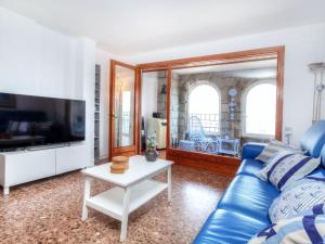 Televízia a/alebo spoločenská miestnosť v ubytovaní Apartment Albatros by Interhome