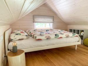 Voodi või voodid majutusasutuse Holiday Home Cosy tiny house by Interhome toas