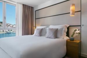 Postel nebo postele na pokoji v ubytování Adriana Hvar Spa Hotel