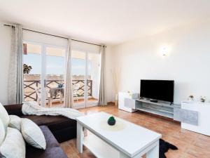 TV a/nebo společenská místnost v ubytování Apartment Cozy Neptuno by Interhome
