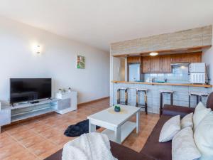 TV a/nebo společenská místnost v ubytování Apartment Cozy Neptuno by Interhome