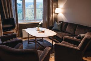 a living room with a couch and a table at Hovdehytta in Hovden