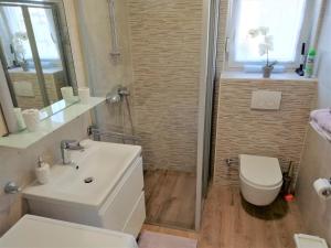 un bagno con un lavandino bianco e un water di Apartment Vera Nin a Nin Altre 46 foto