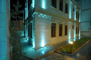 een 's nachts verlicht gebouw met een straatlicht bij Pashabelle Hotel in Goreme