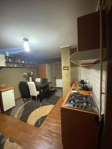 eine Küche mit einem Herd und einem Esszimmer in der Unterkunft Friend's House in Piteşti