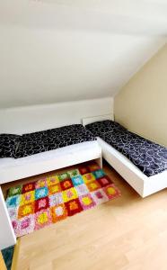 een slaapkamer met 2 bedden en een tapijt bij Ferienwohnungen Claudia in Altossiach