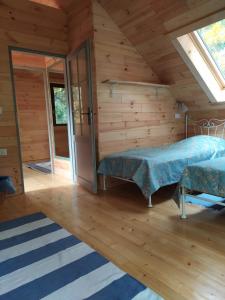 a room with two beds in a log cabin at Domek Moczykija in Szypliszki