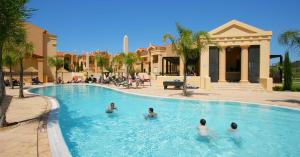 Bazén v ubytování Baia da Luz - Great Light apartment nebo v jeho okolí