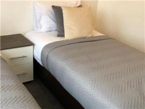 Cama o camas de una habitación en King Edward House Flat 2