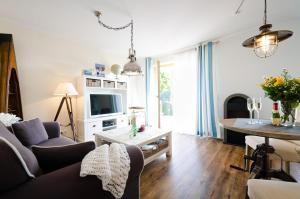 ein Wohnzimmer mit einem Sofa und einem Tisch in der Unterkunft Ostseestrandliebe Villa Sanddorn Nr2 in Börgerende-Rethwisch