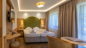 Pokój hotelowy z białym łóżkiem i stołem w obiekcie Hotel Dornauhof w mieście Finkenberg