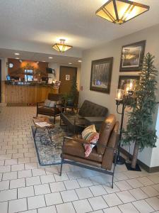 ein Wohnzimmer mit Sofas und einem Weihnachtsbaum in der Unterkunft I M Hotel by Timberlake in Grand Rapids