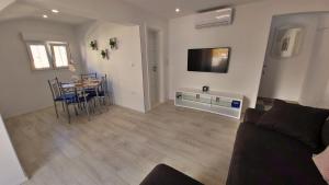 Televízia a/alebo spoločenská miestnosť v ubytovaní Apartments DaMa
