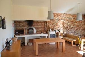 een keuken met een tafel en een bakstenen muur bij Quinta da Mesquita in Pêra