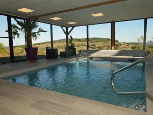 Bazén v ubytování Gîte de Bellevue avec piscine intérieure privative nebo v jeho okolí