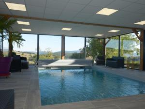 Bazén v ubytování Gîte de Bellevue avec piscine intérieure privative nebo v jeho okolí