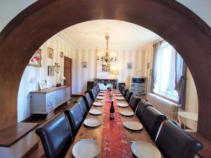 une grande salle à manger avec une grande table et des chaises dans l'établissement Le Manoir de la Rulette 20P well-ness BBQ Jardin terrasse ping pong salle de jeux, à Tintigny