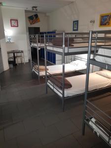 - un ensemble de lits superposés dans une chambre dans l'établissement HOTEL SYLVABELLE, à Marseille