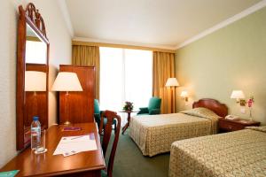 سرير أو أسرّة في غرفة في Treffen House Doha - Souq Waqif and next to Msheireb Metro Station