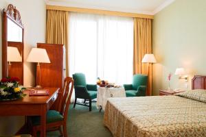 سرير أو أسرّة في غرفة في Treffen House Doha - Souq Waqif and next to Msheireb Metro Station